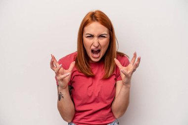 Beyaz arka planda izole edilmiş beyaz bir kadın öfkeyle çığlık atıyor..