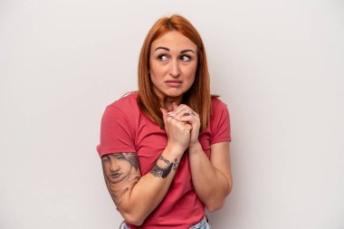 Beyaz arka planda izole edilmiş genç beyaz kadın korkmuş ve korkmuş..
