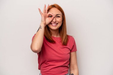 Beyaz arka planda izole edilmiş beyaz bir kadın heyecanlı..