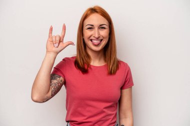 Beyaz arka planda izole edilmiş genç beyaz kadın boynuzlarını devrim konsepti olarak gösteriyor..