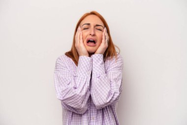 Beyaz arka planda yalnız kalmış, ağlayan ve sızlanan beyaz bir kadın..