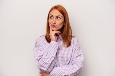 Beyaz arka planda izole edilmiş genç beyaz bir kadın. Bir strateji planlıyor, bir iş yolu düşünüyor..