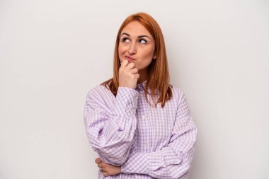 Beyaz arka planda soyutlanmış beyaz bir kadın. Düşünüyor, bakıyor, yansıtıyor, düşünüyor, bir fantezi kuruyor..