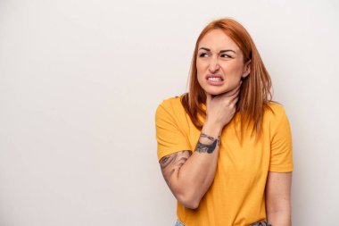 Beyaz arka planda soyutlanmış beyaz tenli bir kadın kafasının arkasına dokunuyor, düşünüyor ve bir seçim yapıyor..