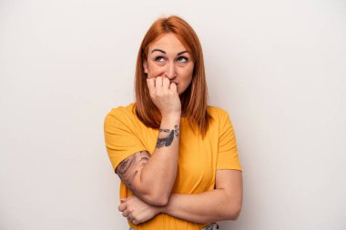 Beyaz arka planda izole edilmiş, tırnak yiyen, gergin ve endişeli bir beyaz kadın..