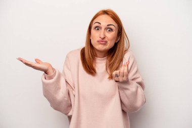 Beyaz arka planda izole edilmiş beyaz bir kadın parasız olduğunu gösteriyor..