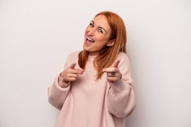 Beyaz arka planda soyutlanmış beyaz bir kadın. Önü işaret eden neşeli gülümsemeler..