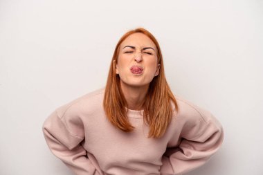 Beyaz arka planda izole edilmiş beyaz bir kadın. Komik ve dost canlısı bir dil uzatıyor..