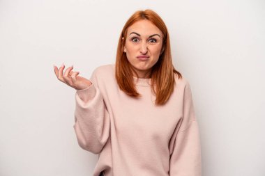 Beyaz arka planda soyutlanmış beyaz bir kadın sorgulama sırasında omuz silkiyor ve şüphe duyuyor..