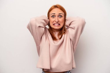 Beyaz arka planda izole edilmiş beyaz bir kadın öfkeyle çığlık atıyor..