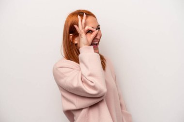 Beyaz arka planda izole edilmiş beyaz bir kadın heyecanlı..