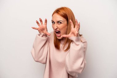 Beyaz arka planda izole edilmiş genç beyaz kadın gergin elleriyle çığlık atıyor..