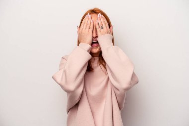 Beyaz arka planda izole edilmiş beyaz bir kadın yüzünün yarısını palmiye ile örterek eğleniyor..