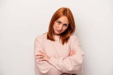 Beyaz arka planda izole edilmiş, sıkılmış, yorgun ve dinlenmeye ihtiyacı olan beyaz bir kadın..