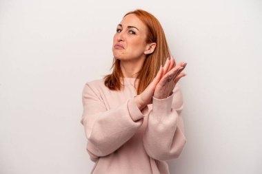 Beyaz arka planda izole edilmiş genç beyaz kadın enerjik ve rahat hissediyor, ellerini ovuşturuyor..