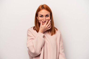 Beyaz arka planda izole edilmiş beyaz bir kadın iki seçenek arasında şüphe duyuyor.