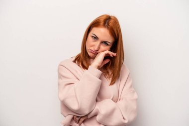 Beyaz arka planda izole genç beyaz kadın tekrarlanan bir görevden yoruldu.