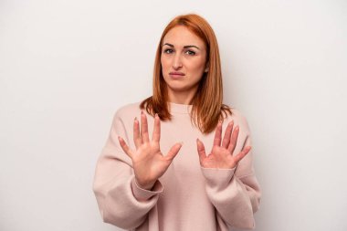 Beyaz arka planda izole edilmiş beyaz bir kadın tiksinti belirtisi gösteren birini reddediyor..