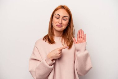 Beyaz arka planda izole edilmiş genç beyaz kadın gülümseyerek beş numarayı parmaklarıyla gösteriyor..