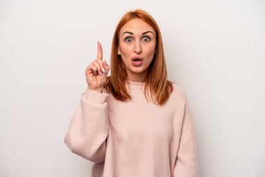 Beyaz arka planda soyutlanmış beyaz bir kadın, yaratıcılık kavramına sahip..