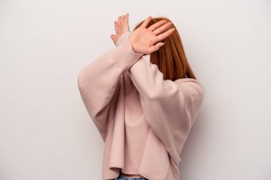 Beyaz arka planda izole genç beyaz kadın iki kolu çapraz tutuyor, inkar kavramı.