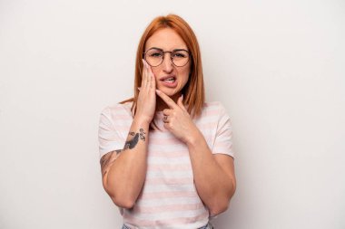 Beyaz arka planda izole genç beyaz kadın güçlü bir diş ağrısı, azıdişi ağrısı var..