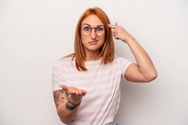 Beyaz arka planda izole edilmiş beyaz bir kadın elinde bir ürün tutuyor ve.