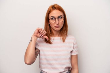 Beyaz arka planda izole edilmiş, hoşlanmadığı bir hareket gösteren beyaz bir kadın. Anlaşmazlık konsepti.