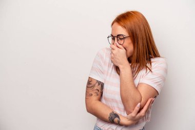 Beyaz arka planda izole edilmiş genç beyaz kadın gülüyor, kaygısız, doğal duygu..