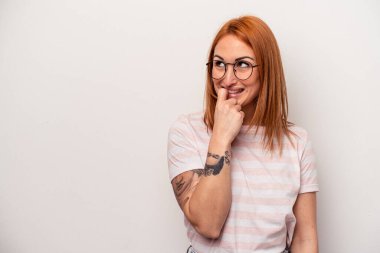 Beyaz arka planda izole edilmiş genç beyaz kadın rahatlamış bir şeyin fotokopi odasına baktığını düşünüyor..