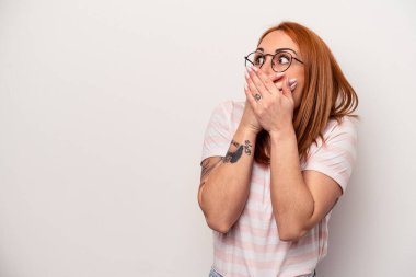 Beyaz arka planda izole edilmiş beyaz tenli genç bir kadın. Ağzını eliyle kapatan bir fotokopi odasına bakıyor..