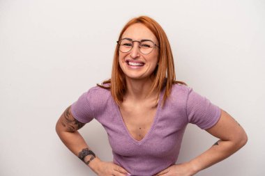 Beyaz arka planda izole edilmiş genç beyaz kadın mutlu, güler yüzlü ve neşeli.