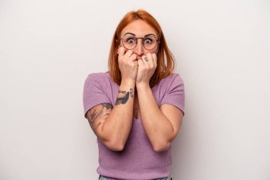 Beyaz arka planda izole edilmiş, tırnak yiyen, gergin ve endişeli bir beyaz kadın..