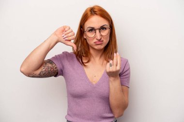 Beyaz arka planda izole edilmiş beyaz bir kadın parasız olduğunu gösteriyor..