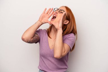 Beyaz arka planda izole edilmiş beyaz bir kadın heyecanlı bir şekilde bağırıyor..