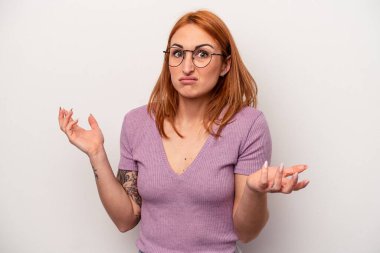 Beyaz arka planda soyutlanmış beyaz bir kadın sorgulama sırasında omuz silkiyor ve şüphe duyuyor..