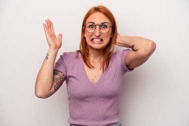 Beyaz arka planda izole edilmiş beyaz bir kadın öfkeyle çığlık atıyor..