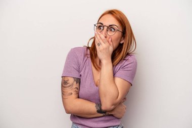 Beyaz arka planda izole edilmiş genç beyaz kadın korkmuş ve korkmuş..