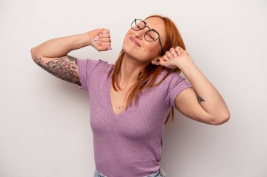 Beyaz arka planda izole edilmiş genç beyaz kadın kollarını uzatıyordu, rahat bir pozisyondaydı..