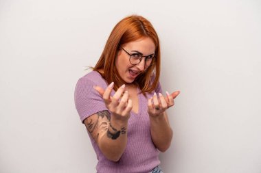 Beyaz arka planda izole edilmiş genç beyaz kadın sanki seni davet ediyormuş gibi seni işaret ediyor..