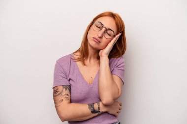 Beyaz arka planda izole edilmiş, sıkılmış, yorgun ve dinlenmeye ihtiyacı olan beyaz bir kadın..