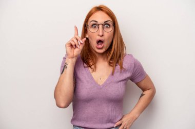 Beyaz arka planda izole genç beyaz kadın bir fikri, ilham konsepti var.