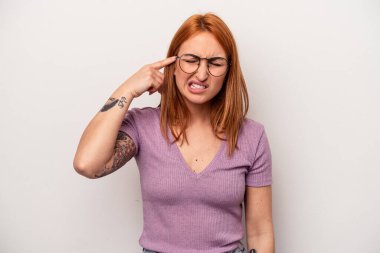 Beyaz arka planda izole edilmiş genç beyaz kadın kulaklarını elleriyle kapatıyor..