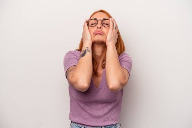 Beyaz arka planda yalnız kalmış, ağlayan ve sızlanan beyaz bir kadın..