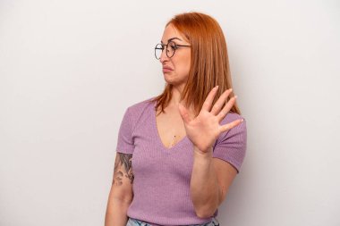 Beyaz arka planda izole edilmiş beyaz bir kadın tiksinti belirtisi gösteren birini reddediyor..
