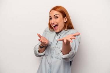 Beyaz arka planda izole edilmiş beyaz kadın kameraya sarıldığı için kendini güvende hissediyor..