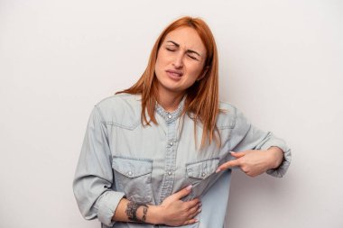 Beyaz arka planda karaciğer ağrısı çeken, karnı ağrıyan beyaz bir kadın..