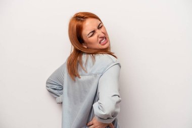 Beyaz arka planda izole edilmiş beyaz bir kadın sırt ağrısı çekiyor..