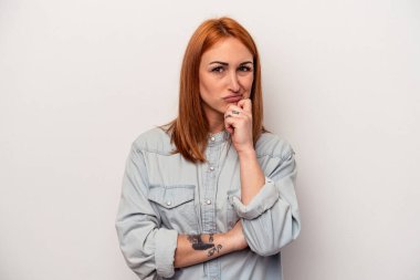 Beyaz arka planda soyutlanmış beyaz bir kadın. Düşünüyor, bakıyor, yansıtıyor, düşünüyor, bir fantezi kuruyor..