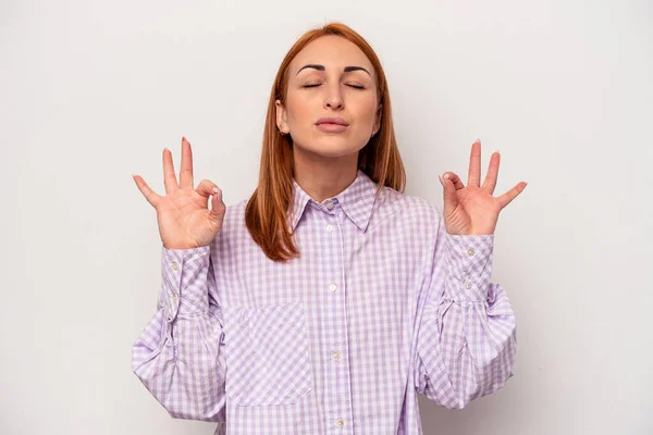 Mulher Branca Jovem Isolado Fundo Branco Relaxa Após Dia Trabalho — Fotografia de Stock